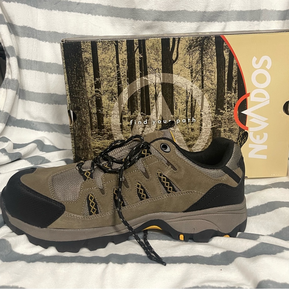 Nevados Mens hiking shoes